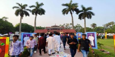 ছুটির দিনে উৎসবমুখর কাছারিবাড়ি