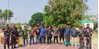 চাঁপাইনবাবগঞ্জ সীমান্তে ১০ বাংলাদেশি আটক