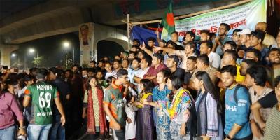 প্রতিবাদস্বরূপ ঢাবিতে সমস্বরে জাতীয় সংগীত গাইলেন শিক্ষার্থীরা