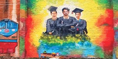 সমাবর্তনের দেয়ালচিত্রে গাউন-টুপি পরে ফিরেছেন তারা