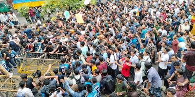 জবি শিক্ষক-শিক্ষার্থীর ওপর টিয়ারশেল-সাউন্ড গ্রেনেড নিক্ষেপ, আহত শতাধিক