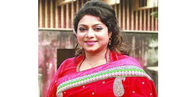 ক্রাচে ভর দিয়ে হাঁটছেন শাবনূর