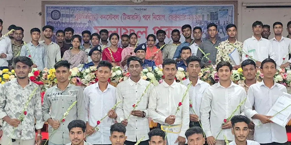 টাঙ্গাইলে ১২০ টাকায় পুলিশে চাকরি, দপ্তরির মেয়ে দেখছেন দেশ গড়ার স্বপ্ন