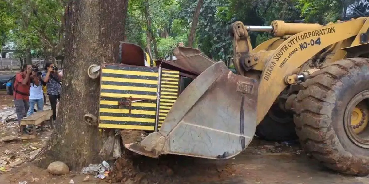 সোহরাওয়ার্দী উদ্যানে অবৈধ ভ্রাম্যমাণ দোকান উচ্ছেদ