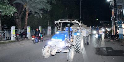 চাষের ট্রাক্টর এখন সড়কে