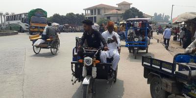 বড় গাড়ির গতি কমে ৩ চাকার যানে