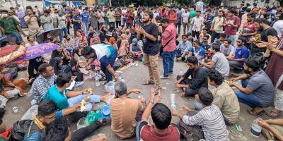 রাস্তায় রাত কাটানোর পর সকালেও অনড় জবি শিক্ষার্থীরা