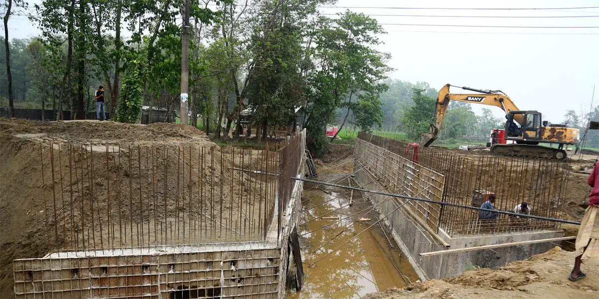 সিরাজগঞ্জে ১৬ মাসেও হয়নি ২০ মিটার সেতু