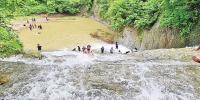 সীতাকুণ্ডের গহিনে লুকিয়ে থাকা এক জলপ্রপাতের গল্প
