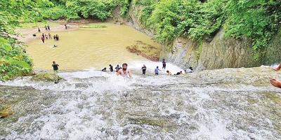 সীতাকুণ্ডের গহিনে লুকিয়ে থাকা এক জলপ্রপাতের গল্প