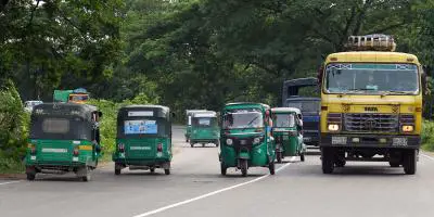 ছবিতে সিলেটের মহাসড়কে অটোরিকশার দৌরাত্ম্য