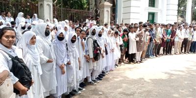 হাইকোর্টের সামনে পলিটেকনিক শিক্ষার্থীদের অবস্থান কর্মসূচি