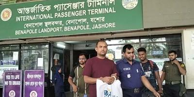 ভারতে যাওয়ার সময় কেন্দ্রীয় যুবলীগ নেতা গ্রেপ্তার