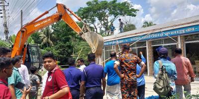 শরীয়তপুরে সড়কে অবৈধ স্থাপনা গুঁড়িয়ে দিল প্রশাসন