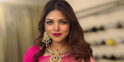 ট্রাফিক জ্যামে বিরক্ত পিয়া জান্নাতুল