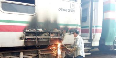 ঈদকে সামনে রেখে ট্রেনের কোচ মেরামতে তোড়জোড়