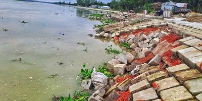 কুড়িগ্রামে নির্মাণ শেষ হওয়ার আগেই নদের তীর রক্ষা বাঁধে ধস