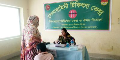 চাঁপাইনবাবগঞ্জে সেনাবাহিনীর বিনামূল্যে চিকিৎসাসেবা