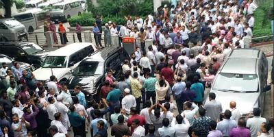 সচিবালয়ে কর্মকর্তা-কর্মচারীদের বিক্ষোভ
