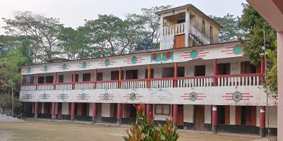 শতবর্ষী বিদ্যালয়, এক সাহসী পথপ্রদর্শক