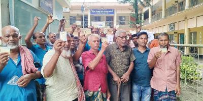 রাজবাড়ীতে ভিজিএফের চাল না পেয়ে জেলেদের বিক্ষোভ