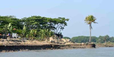 আগুনমুখা নদীর ভাঙনে বিলীনের পথে পুরো গ্রাম