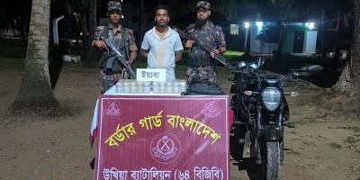 টেকনাফে ১ লাখ ইয়াবাসহ মাদককারবারি গ্রেপ্তার