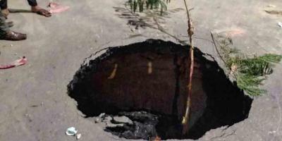 ধানমন্ডিতে সাতমসজিদ রোডে গর্তের সৃষ্টি