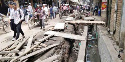 পুরান ঢাকার নর্থব্রুক হল রোডে ধীরে চলছে ড্রেন সংস্কারের কাজ, চরম ভোগান্তি