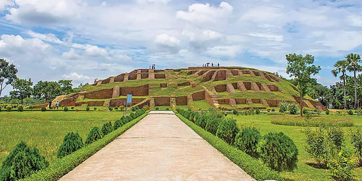 অতীতকে ছুঁয়ে দেখার এক অনন্য অভিজ্ঞতা