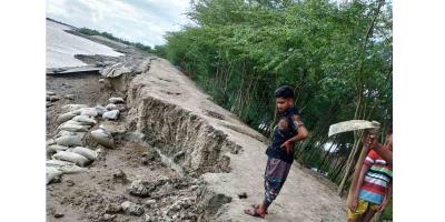 খুলনায় বেড়িবাঁধে ভাঙন, আতঙ্কে এলাকাবাসী