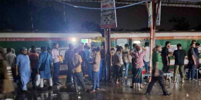 টর্চের আলোয় ১০ কিলোমিটার পাড়ি পারাবত এক্সপ্রেসের
