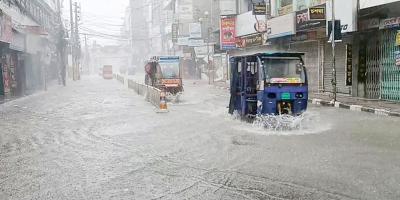 বরিশালে জলাবদ্ধতায় ভোগান্তিতে নগরবাসী