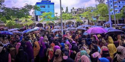 ১২০০ শিক্ষক চাকরিচ্যুত, ক্ষোভে ফুঁসছেন স্থানীয়রা