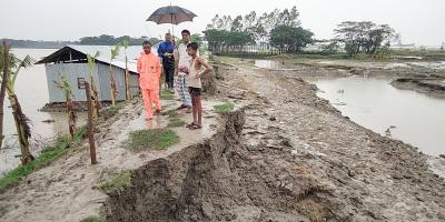 হাতিয়ায় অতিরিক্ত জোয়ারে ক্ষতিগ্রস্ত বেড়িবাঁধ
