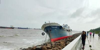 পতেঙ্গা-আনোয়ারায় আটকা পড়ল ৪ জাহাজ