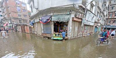 ভারী বর্ষণে রাজধানীতে জলাবদ্ধতা, সড়কে তৈরি হয়েছে গর্ত