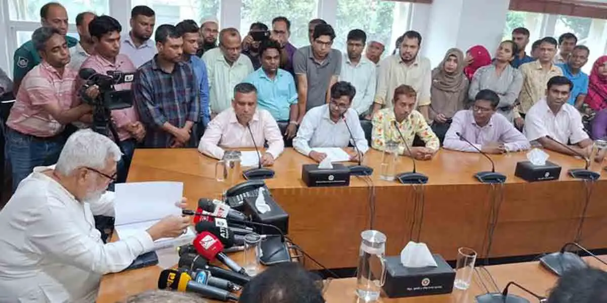 অধ্যাদেশ বাতিলের দাবিতে ৩ উপদেষ্টাকে স্মারকলিপি দিলেন কর্মচারীরা