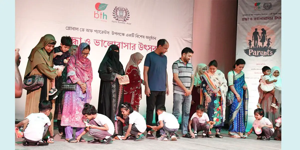 যশোরে ব্যতিক্রমী আয়োজনে মা-বাবার প্রতি ভালোবাসার বহিঃপ্রকাশ