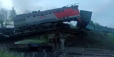 রাশিয়ায় সেতু ভেঙে পড়ল ট্রেনে, নিহত ৭