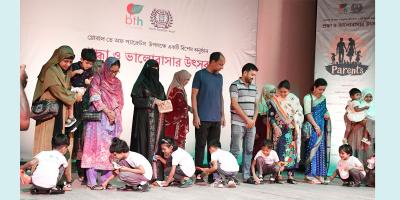 যশোরে ব্যতিক্রমী আয়োজনে মা-বাবার প্রতি ভালোবাসার বহিঃপ্রকাশ