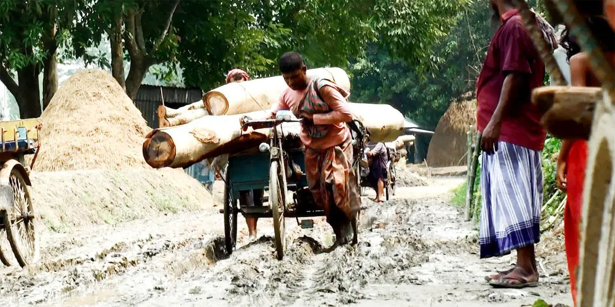 সিরাজগঞ্জে নির্মাণের ১ মাসেই সড়ক বেহাল