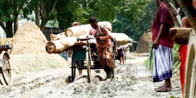 সিরাজগঞ্জে নির্মাণের ১ মাসেই সড়ক বেহাল