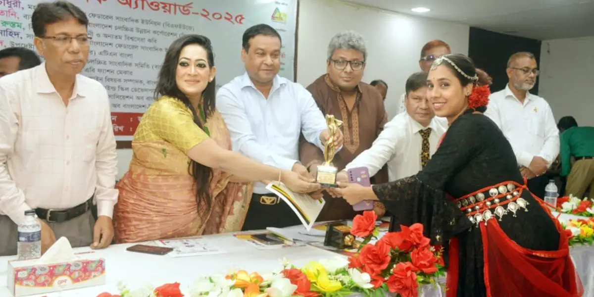 ট্র্যাব মিডিয়া আইকনিক অ্যাওয়ার্ডে সেরা নৃত্যশিল্পী মিতিন