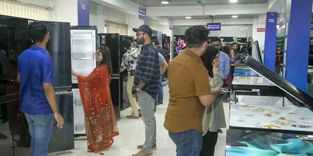 ঈদ উৎসবে জমজমাট ওয়ালটনের ফ্রিজ বিক্রি