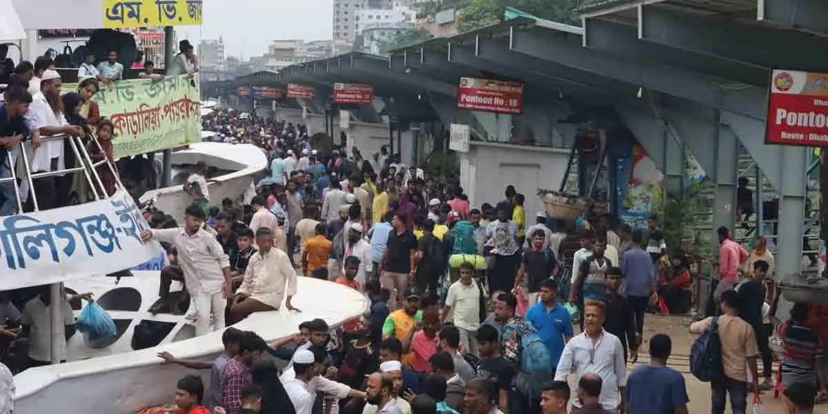 সদরঘাটে ঘরমুখো মানুষের ভিড়