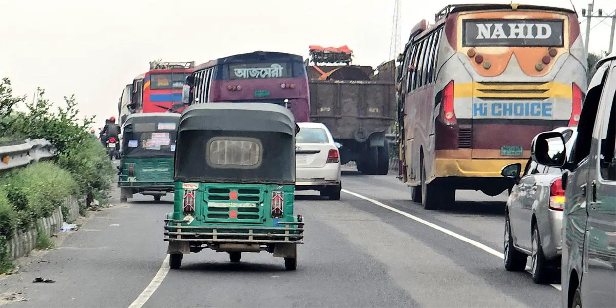 মহাসড়কে অটোরিকশার দৌরাত্ম্য, বিপাকে বড় গাড়ি