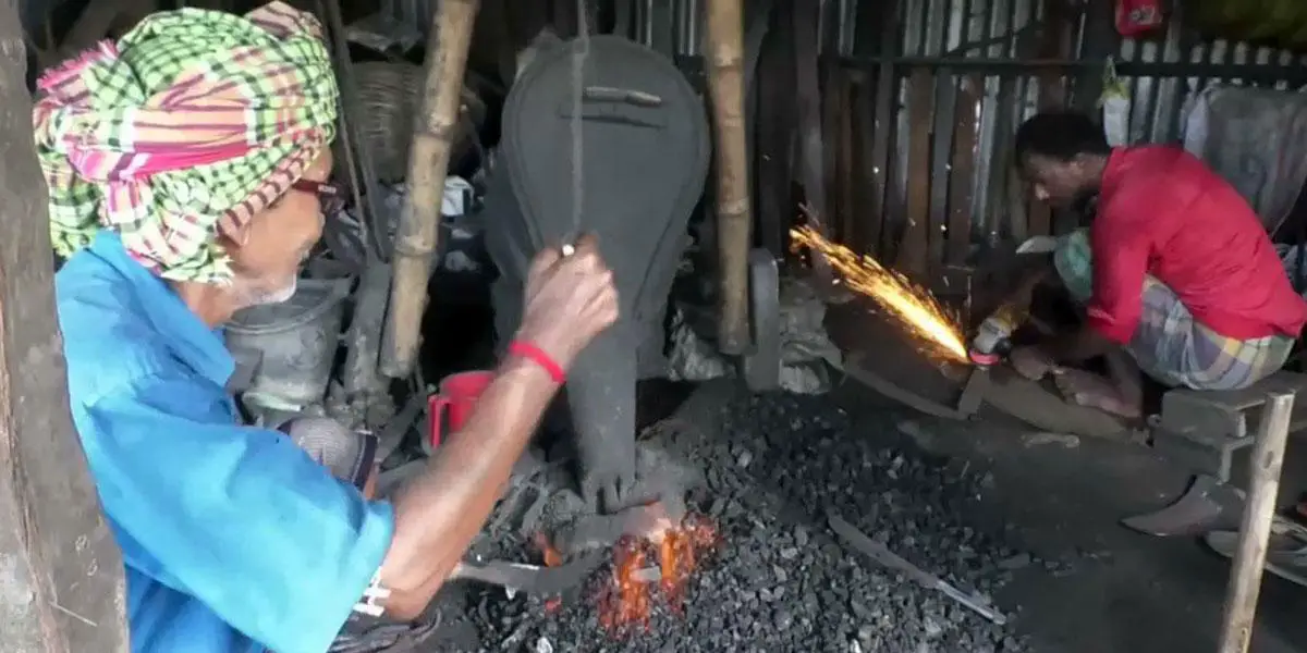 ব্যস্ত সময় পার করছেন গোপালগঞ্জের কামার শিল্পীরা