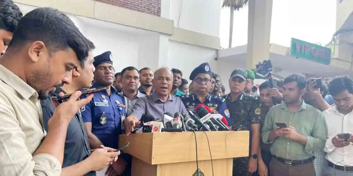 এবার রেলের টিকিটে কোনো কালোবাজারি হয়নি: স্বরাষ্ট্র উপদেষ্টা