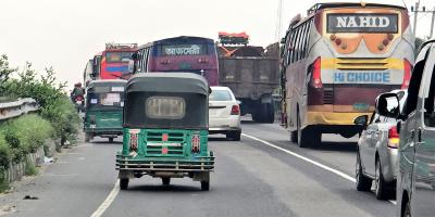 মহাসড়কে অটোরিকশার দৌরাত্ম্য, বিপাকে বড় গাড়ি